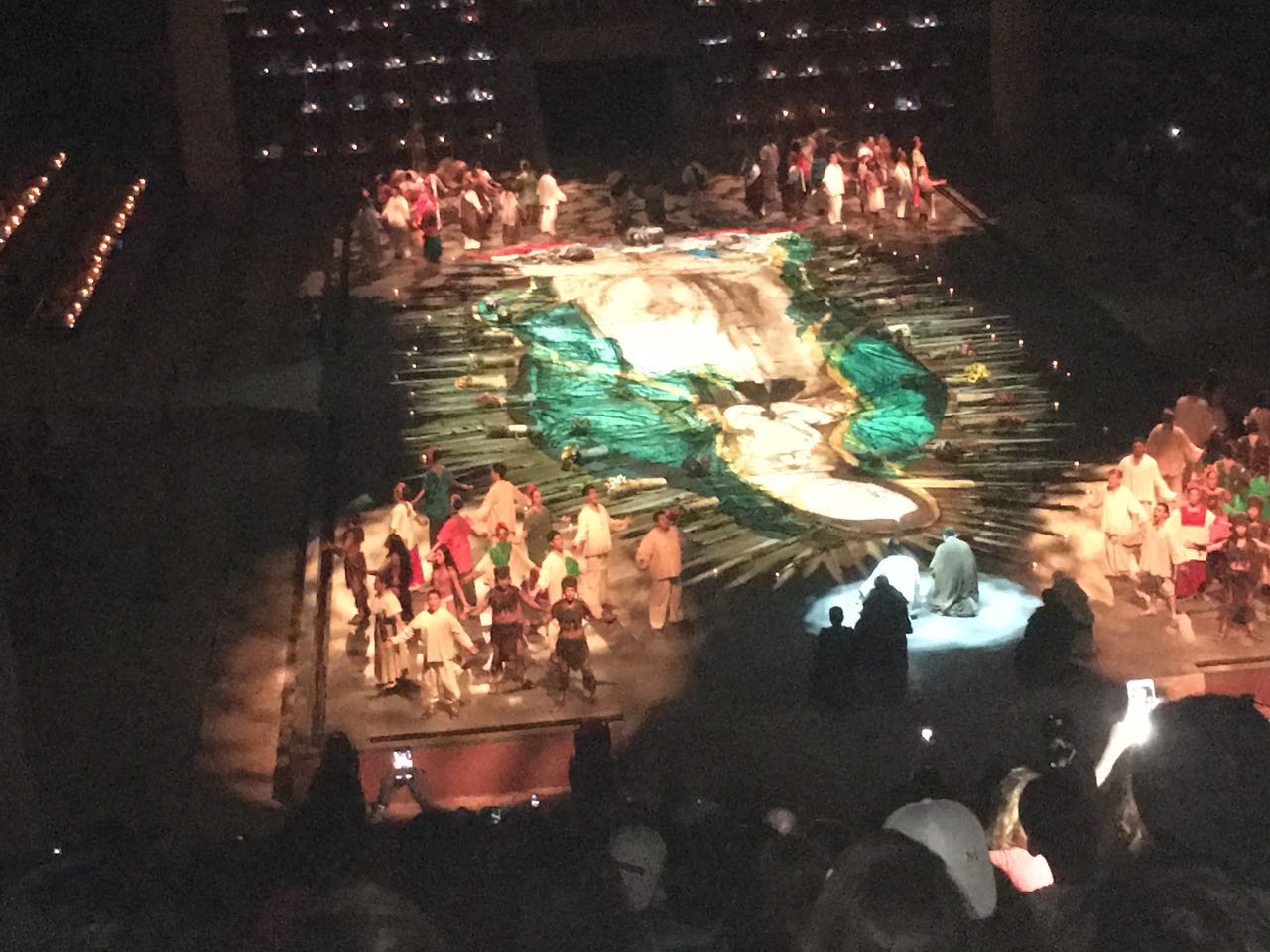 À noite tem vários espetáculos para entreter os visitantes...