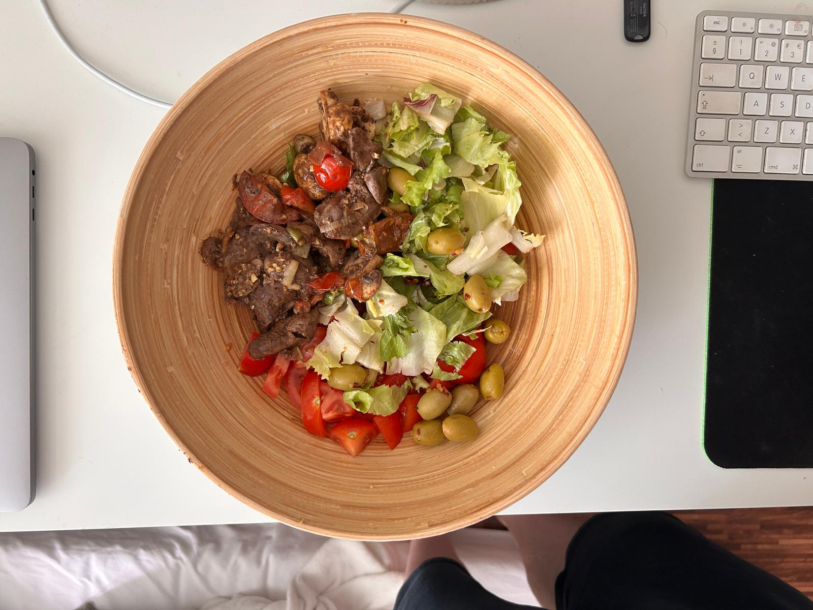Almoço de fígado com verduras