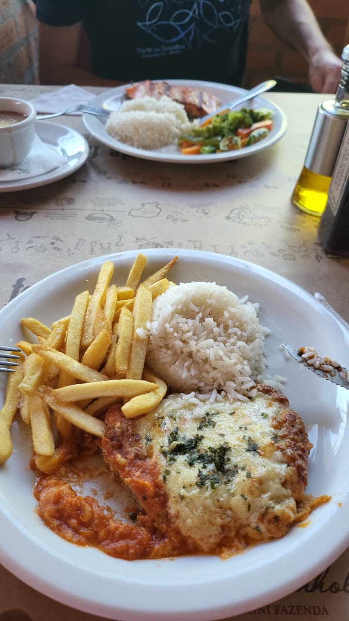 Bife milanesa com batata frita e arroz