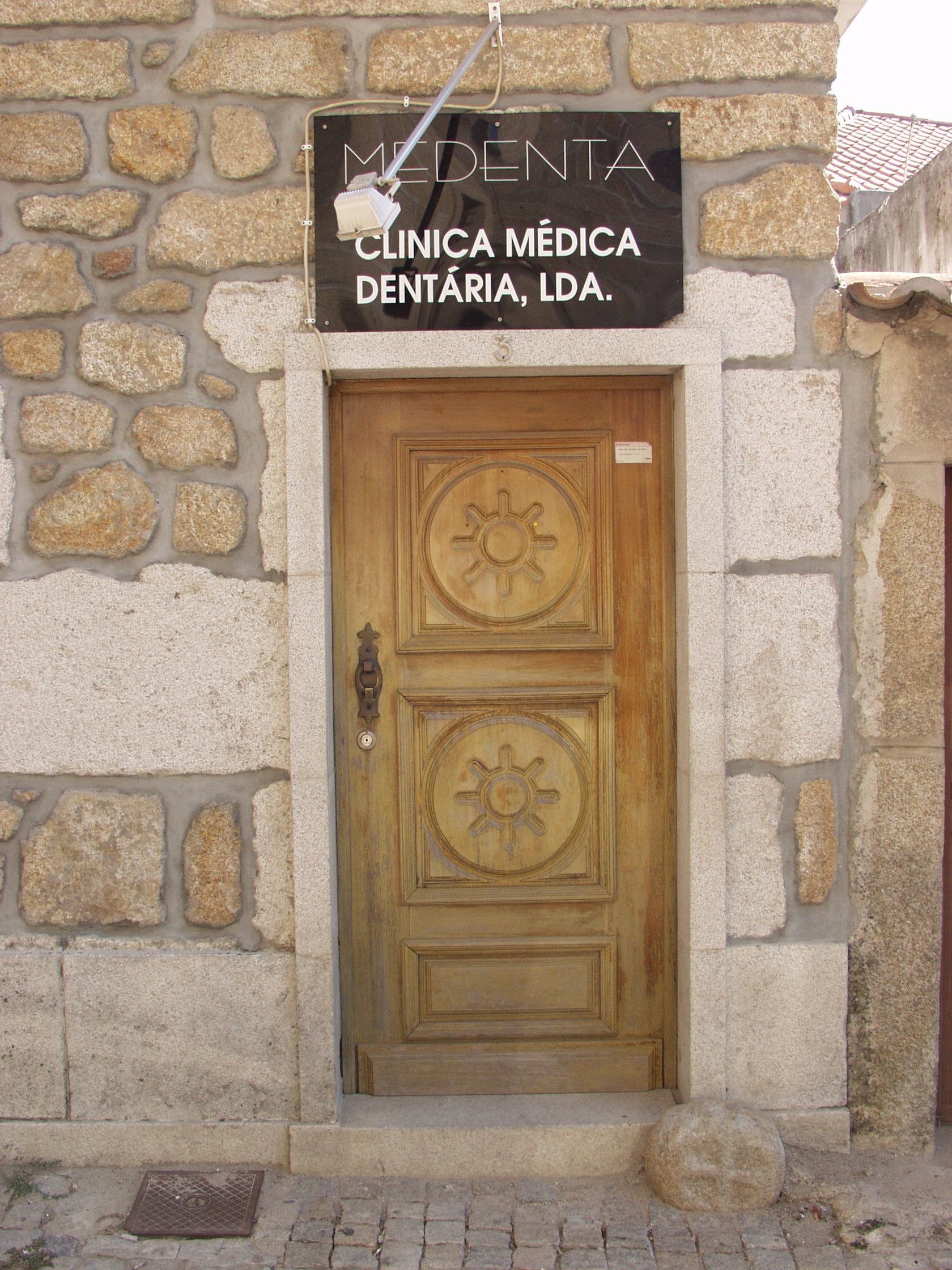 Arquitectura típica de aldeia a caminho da Serra da Estrela em Portugal
