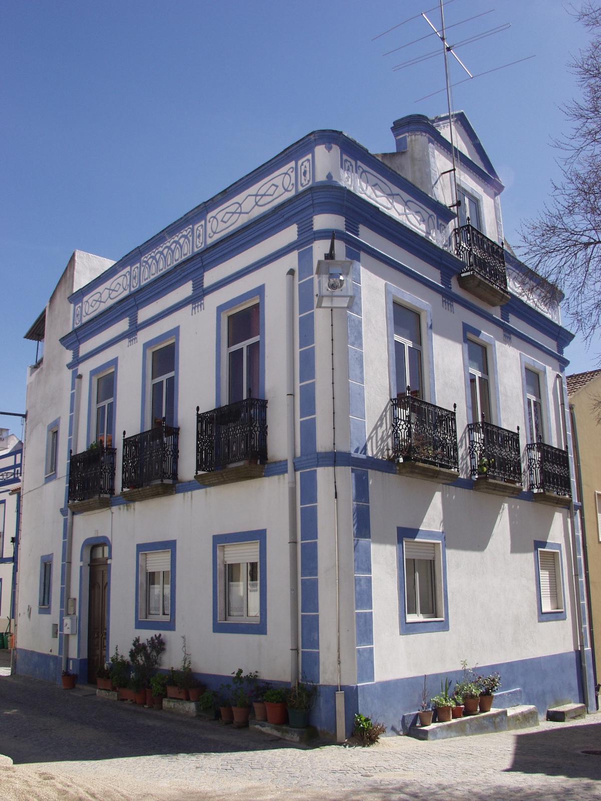 Linda casa em azul e branco.